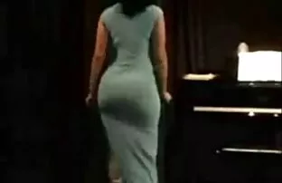 Chica porni amateur latino sexy en vestido de látex en el clip de backstage
