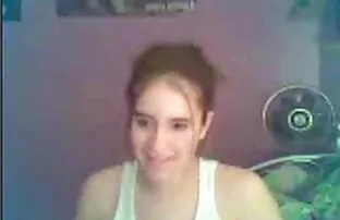 Ella amatur latino necesita un trago fuerte ... y algo más en su garganta