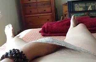 Rubia elegante con medias disfruta de un sex amateur latino trío